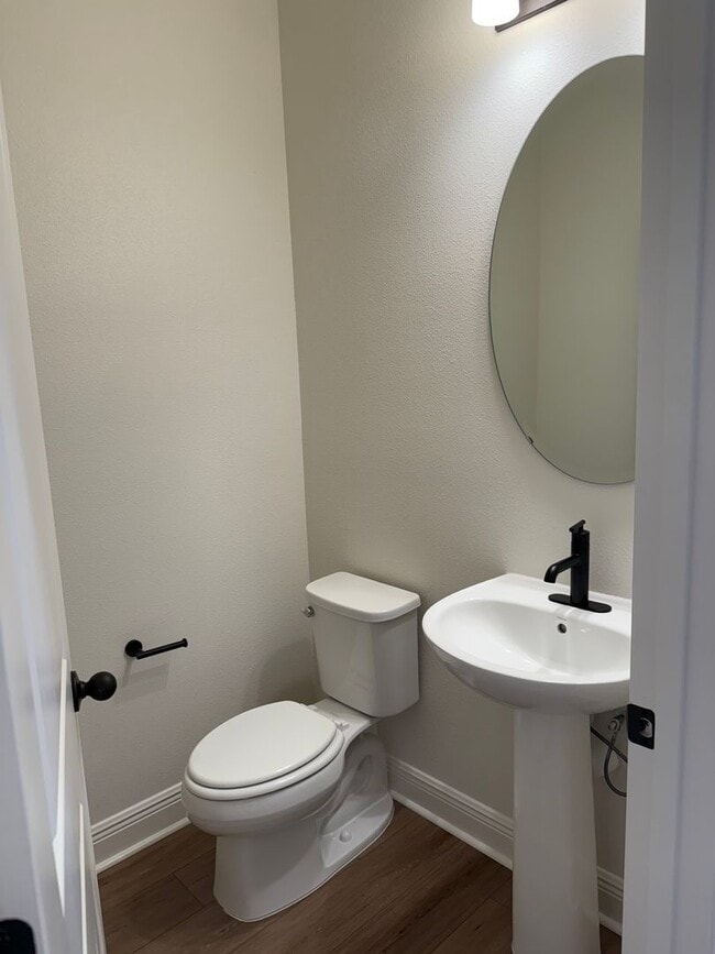 Building Photo - Beautiful 4 bedroom Home