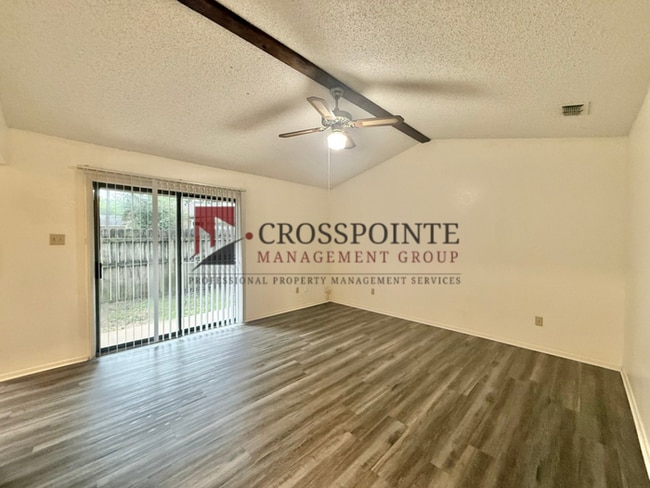 Building Photo - Available! 2 Bedroom 1 Bath Duplex in Longview!