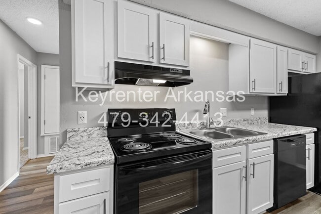 Building Photo - Newly Renovated Duplex in West Fayetteville!