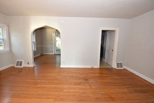 Building Photo - 3 bedroom 1.5 bath home next to IUSB.