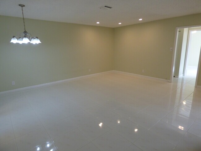 Building Photo - 729 NW 29th Avenue D Delray Beach Fl 33445