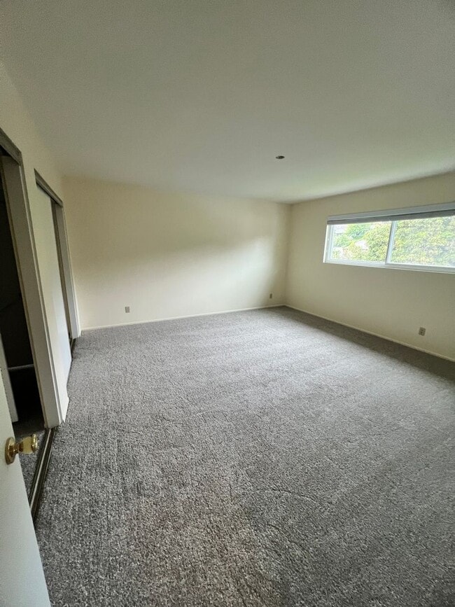 Building Photo - Santa Paula - Spacious pool home in wonder...