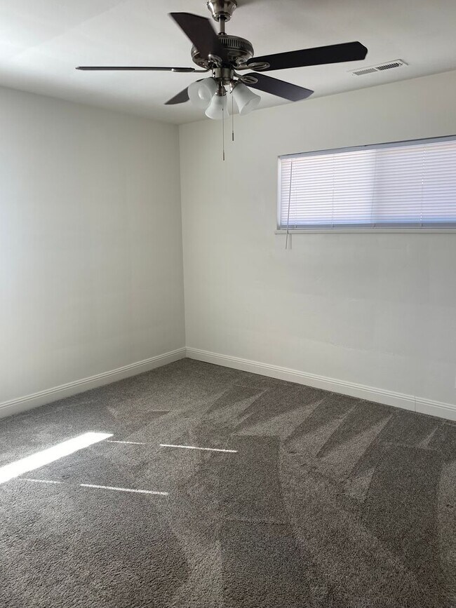 Building Photo - Sweet 4 bd, 2 bath, 2+car garage near MidTown