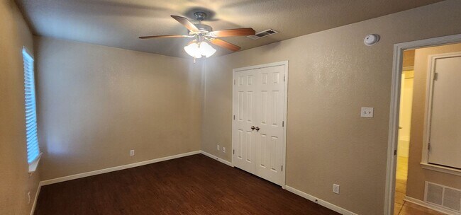 Building Photo - Lovely 2 Bed/2 Bath Duplex in Trimmier Est...
