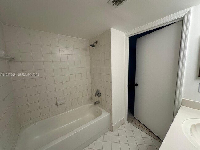 Building Photo - 2911 SE 13th Rd