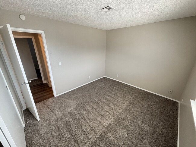 Building Photo - Charming 2Bed/1Bath 2nd Floor Condo located in Duck Creek Village