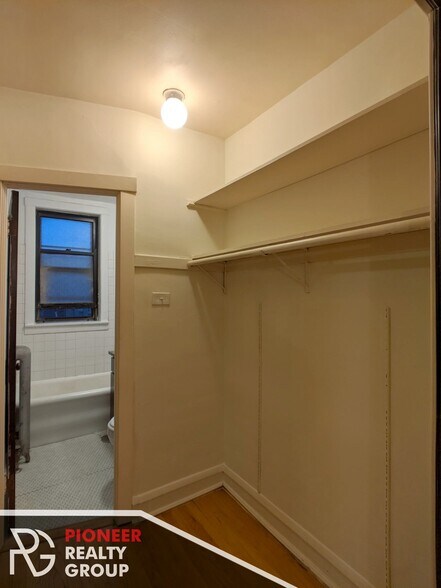 Building Photo - 2122 W Ainslie St