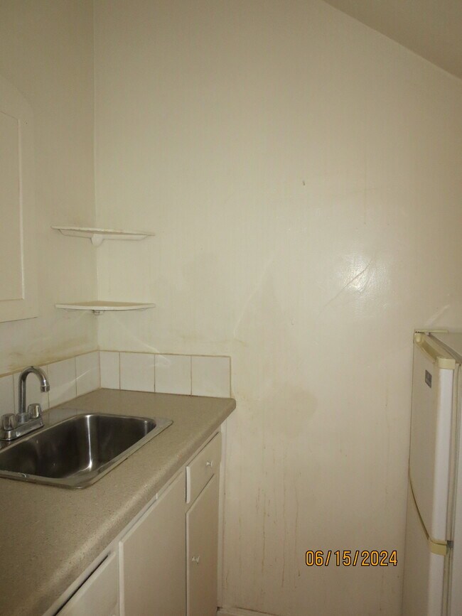 kitchenette - 5648 W 6th St