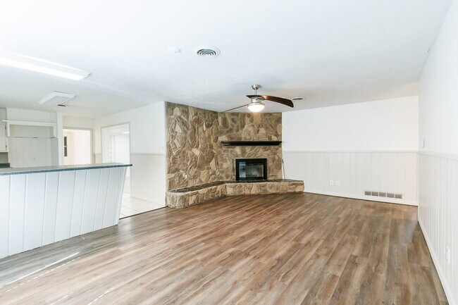 Building Photo - Newly remodeled 3/2/2 in north Lubbock!  M...