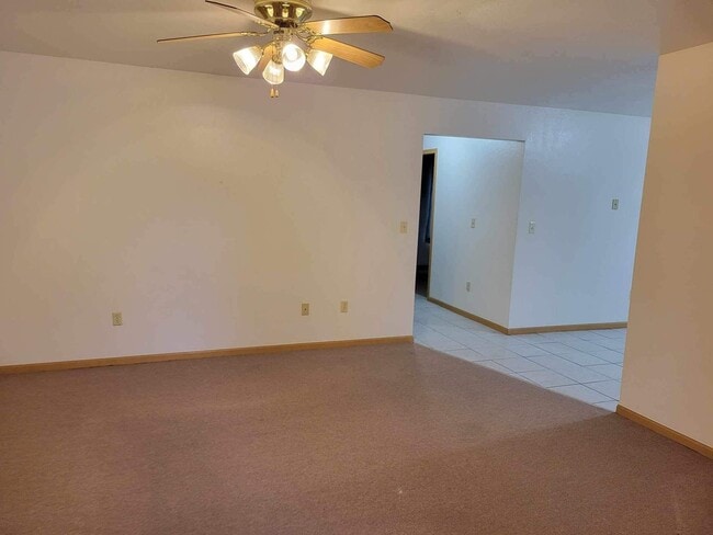 Building Photo - 2 BEDROOM 2 BATHROOM DUPLEX WITH GARAGE