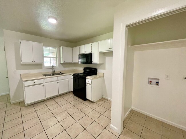 Building Photo - 3 Bedroom / 1 Bath in Apartment in Truman Available Now!