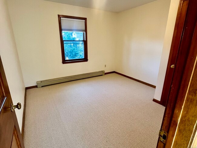 Building Photo - 650 S Pine Creek Rd