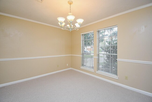 Building Photo - 910 Shillington Dr