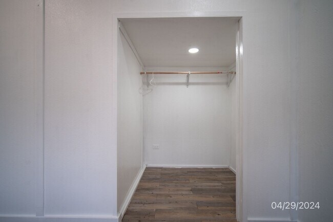 Building Photo - 1bd 1ba with Parking - Dogs negotiable $2350 94-1167 Kahuahale St