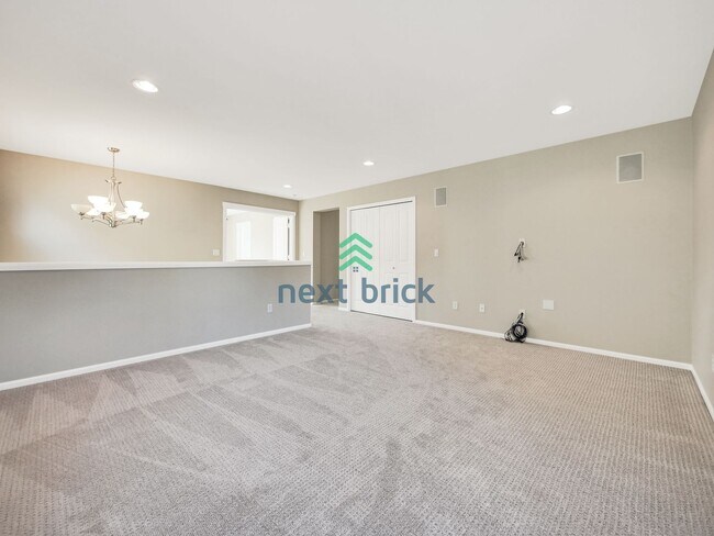 Building Photo - 5 Bed and 3.5 Bath Single-family Home is A...