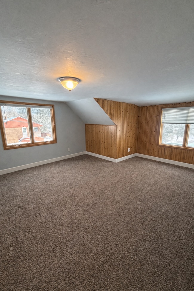 Building Photo - AVAILABLE JUNE - 5 Bed 2 Bath In East Hillside