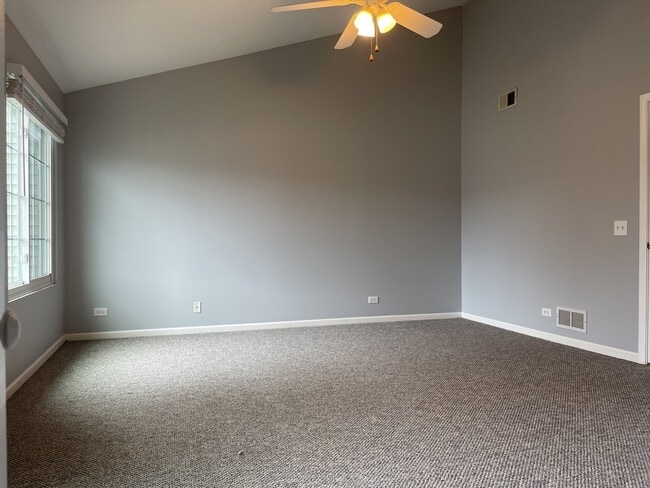Building Photo - 930 Mesa Dr