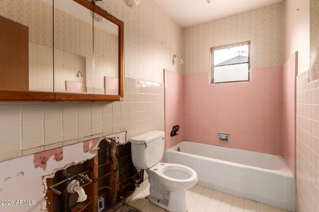 Building Photo - 1125 E 11th St