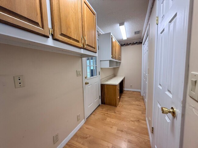 Building Photo - Large and Spacious 3/3 on near half acre NO HOA!