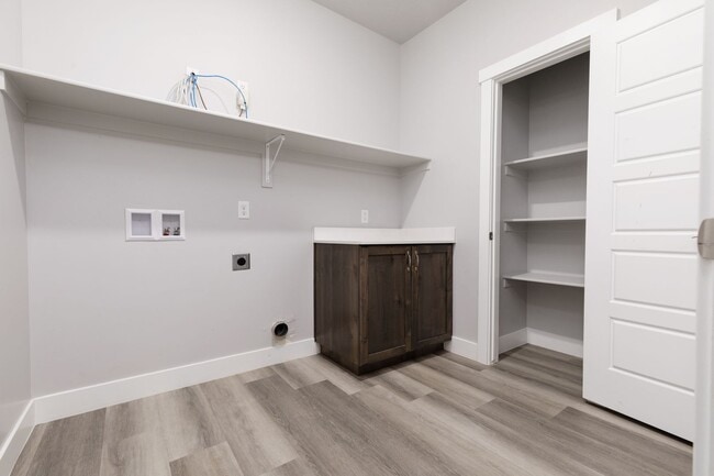 Building Photo - 6118 S Salix Wy