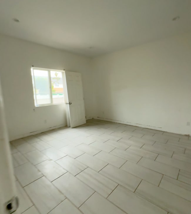 Building Photo - 127 E 11th St