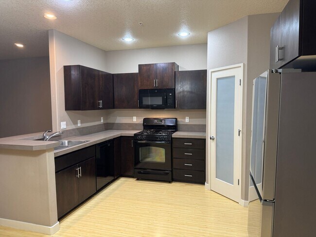 Building Photo - Beautiful 2br/2.5ba Townhome in Arbor Parc...