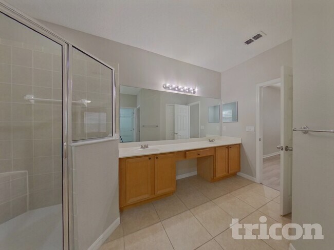 Building Photo - 2803 Eagle Lake Dr