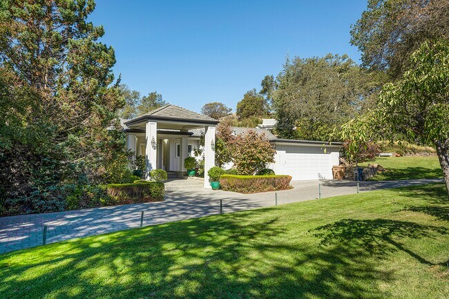 Building Photo - 2700 Hillcrest Dr