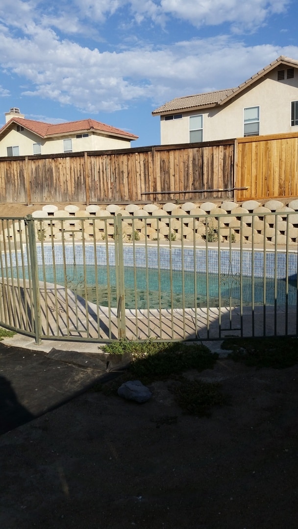Building Photo - POOL FOR THE SUMMER! SPACIOUS 4 BEDROOM 3 BATH EAGLE RANCH HOME