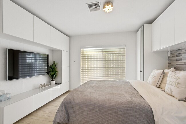 Building Photo - 800 Briny Ave