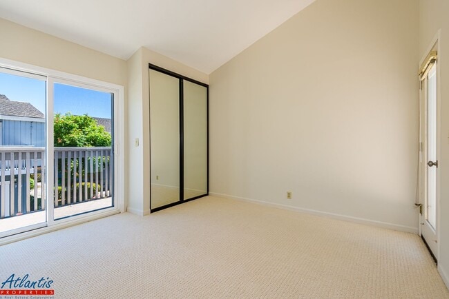 Building Photo - Live Oak Townhouse | Desirable Location