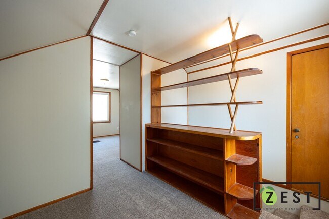 Building Photo - 8262 Rosemont Ave