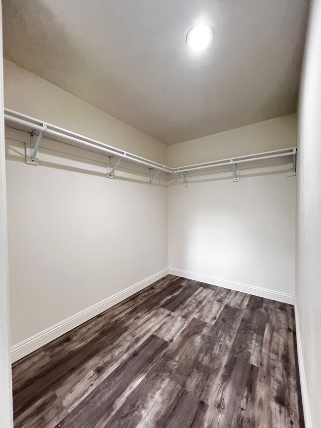 Building Photo - Spacious 3 bedroom 2 bath with attached ga...