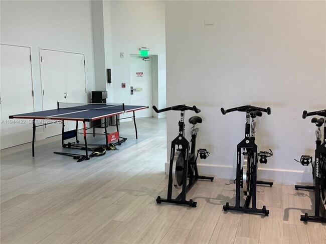 Building Photo - 16500 Collins Ave