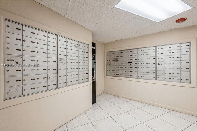 Building Photo - 1913 S Ocean Dr