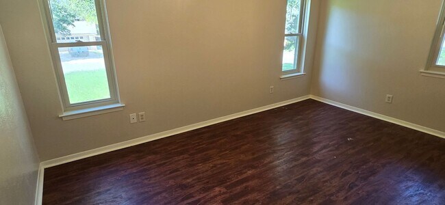 Building Photo - 1109 Shine Ln