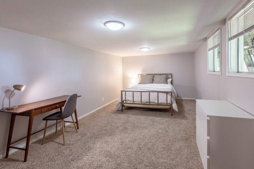 Building Photo - 2401 Birch Ln