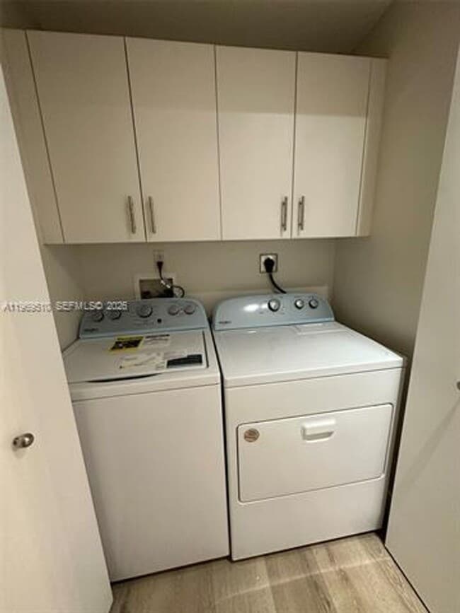 Building Photo - 801 Brickell Key Blvd