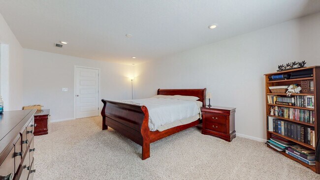 Building Photo - 5 Bedroom / 3 Bathroom Home  in Hammock Bay w/Fenced in Yard