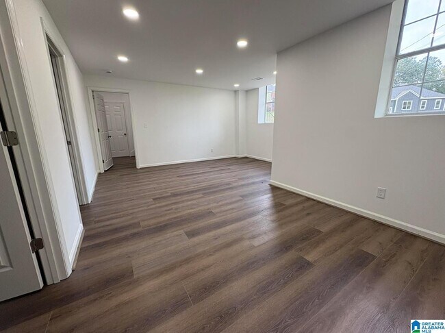 Building Photo - 113 Loyola Cir