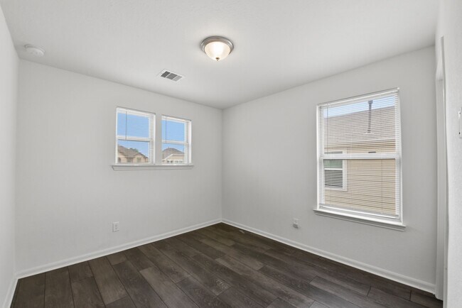 Building Photo - 2518 Boxwood Park