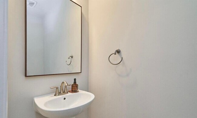 Building Photo - 45116 Kincora Dr