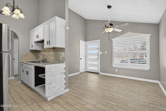 Building Photo - 9128 Bur Oak Cir