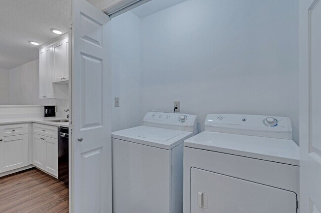 Building Photo - Welcome to Parkview Condos! This beautiful...