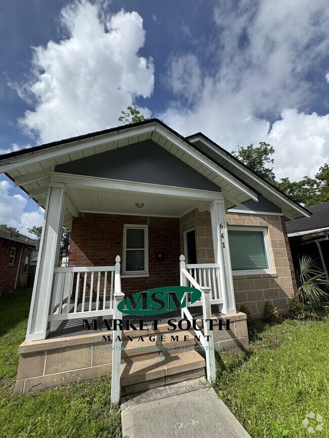 Building Photo - CUTE MIDTOWN BUNGALOW- AVAILABLE NOW!