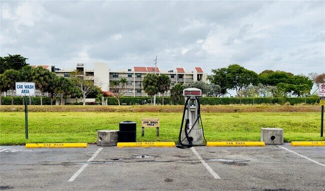 Building Photo - 2851 N Oakland Forest Dr