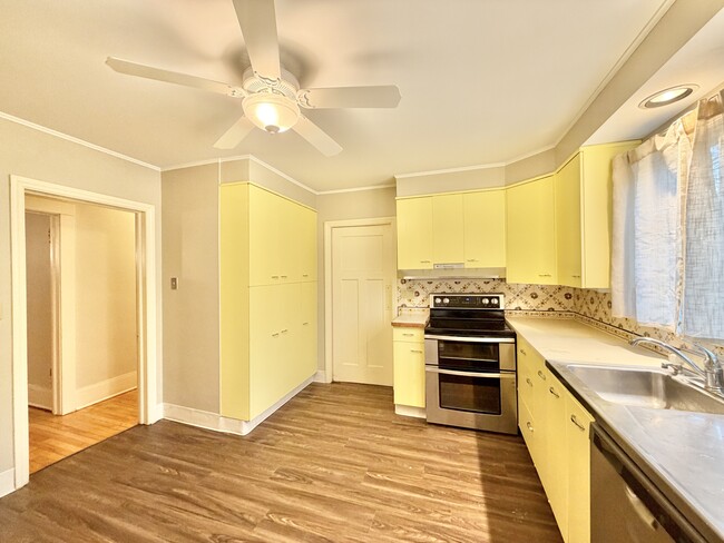 Building Photo - 715 Bushnell St