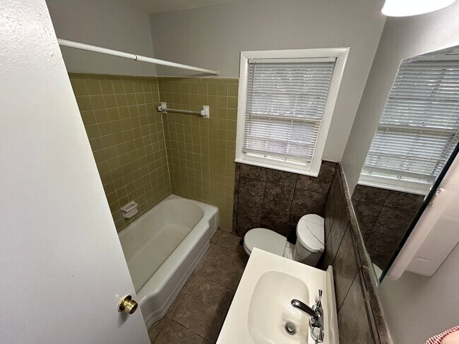 Building Photo - Charming 3BR Home with Bonus Den, Hardwood Floors & Fenced Backyard