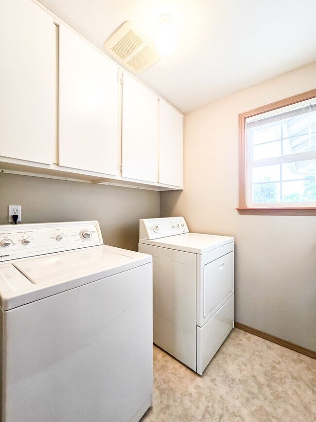 Building Photo - Well Kept 3BD Rambler