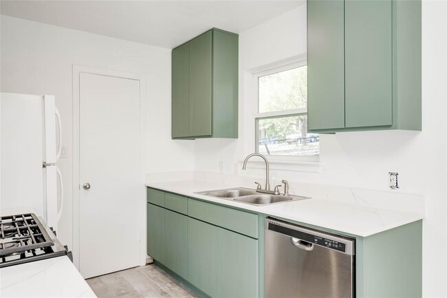 Building Photo - 3304 Dolphin Cove